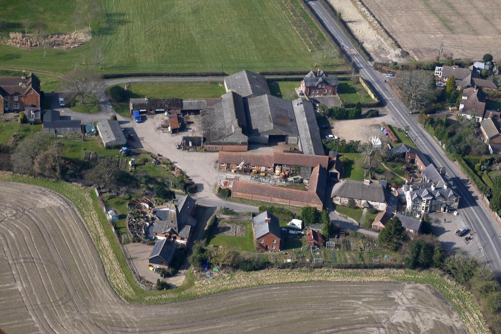 The Three Horseshoes Hotel Alton  Buitenkant foto